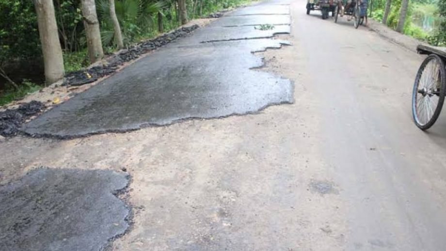 কুড়িগ্রামে রাস্তার কাজ শেষ হবার পূর্বেই উঠে যাচ্ছে রাস্তার কার্পেটিং!